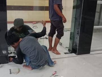 Pekerjaan Pemasangan Pintu KACA TEMPERED